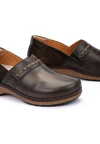 Chaussures en cuir brun foncé avec une finition lisse, présentant un accent tissé sur le dessus et une semelle en liège contrastante.