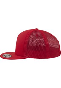 Rød baseballkasket med en solid front og en meshbagside. Har en flad skygge og en rund knap på toppen, med et mærke på visiret.