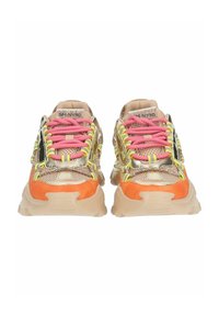 Sneaker con tomaia in rete e camoscio, caratterizzate da dettagli dorati, lacci rosa, strisce gialle e dettagli arancioni sulla suola.