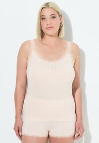 Completo top e pantaloni corti rosa chiaro con pizzo. Tessuto a coste, spalline regolabili e design aderente. Vestibilità comoda e avvolgente.