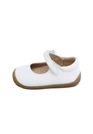 Zapato Mary Jane blanco para niño pequeño con suela de goma marrón claro y correa ajustable de velcro sobre fondo blanco.