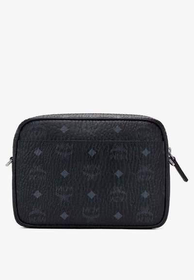 Pouch rettangolare in pelle nera testurizzata con logo MCM ripetuto e motivi a diamante, dotato di chiusura a zip nella parte superiore.