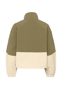 Dvoubarevná bunda s olivově zelenou horní polovinou a krémovou dolní polovinou, dlouhými rukávy s elastickými manžetami a vysokým límcem, zobrazena zezadu.