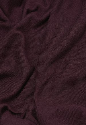 Bordeaux gebreide stof met een gladde textuur, die zachte rimpels en plooien laat zien, wat zorgt voor een gedrapeerd uiterlijk en een consistente kleur.