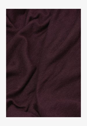 Bordowy materiał dzianinowy o gładkiej teksturze, ukazujący delikatne zmarszczki i fałdy, nadający mu zwiewny wygląd oraz jednolity kolor.