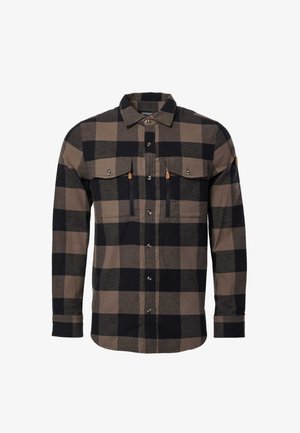 Brun og sort ternet skjorte med lange ærmer, knaplukning på brystlommerne og front, krave samt manchet på ærmerne.