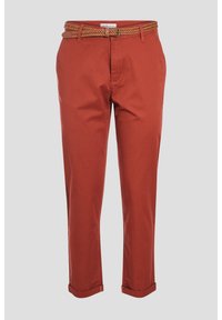 Pantalons droits de couleur rouille avec des ourlets retournés et une ceinture tissée marron sur un fond clair.