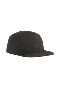 Čierna čiapka vyrobená z ľahkej tkaniny, s vystuženou vrchnou časťou a rovnou krempou. Na prednej strane je embosované logo Puma.
