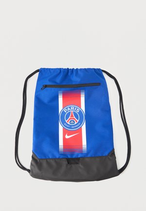 Modrá športová taška so sťahovacou šnúrkou a čiernym dnom, logo Paris Saint-Germain, červeno-biely vertikálny pruh a čierna vrecko so zipsom vpredu.