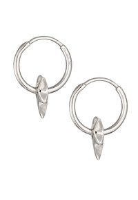 Boucles d'oreilles en argent avec une finition polie, mettant en avant un accent décoratif allongé et étroit au centre. Forme ronde, fermeture sans couture.