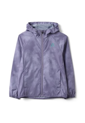 Giacca con cappuccio color lilla chiaro, con cerniera frontale, polsini elastici, tasche laterali e un leggero motivo tie-dye su sfondo bianco.