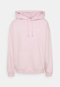 Sudadera rosa claro hecha de una tela suave, con un bolsillo frontal, capucha con cordón y un pequeño logo blanco en el pecho.
