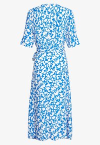 Niebieska i biała sukienka midi w wzory, z krótkimi falbaniastymi rękawami i wiązaniem w talii. Projekt zawiera abstrakcyjne kształty na jasnym tle.