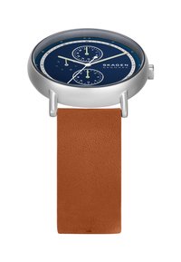 Montre argentée avec un cadran bleu marine, des sous-cadrans chronographe et des accents verts. Elle est dotée d'un bracelet en cuir brun texturé.