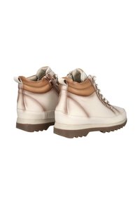 Par de botas de cuero beige y tostado hasta el tobillo con cordones, cuellos acolchados, cremalleras laterales y suelas gruesas de goma marrón con dibujos antideslizantes.