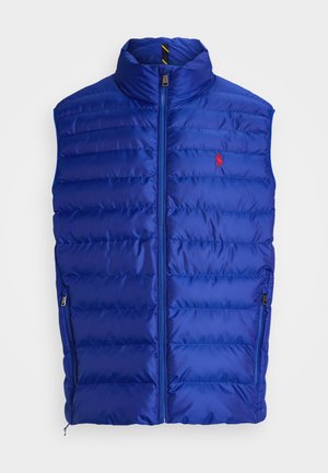 Gilet rembourré bleu avec col montant, design matelassé horizontal, fermeture éclair à l'avant et petit logo rouge sur la poitrine.