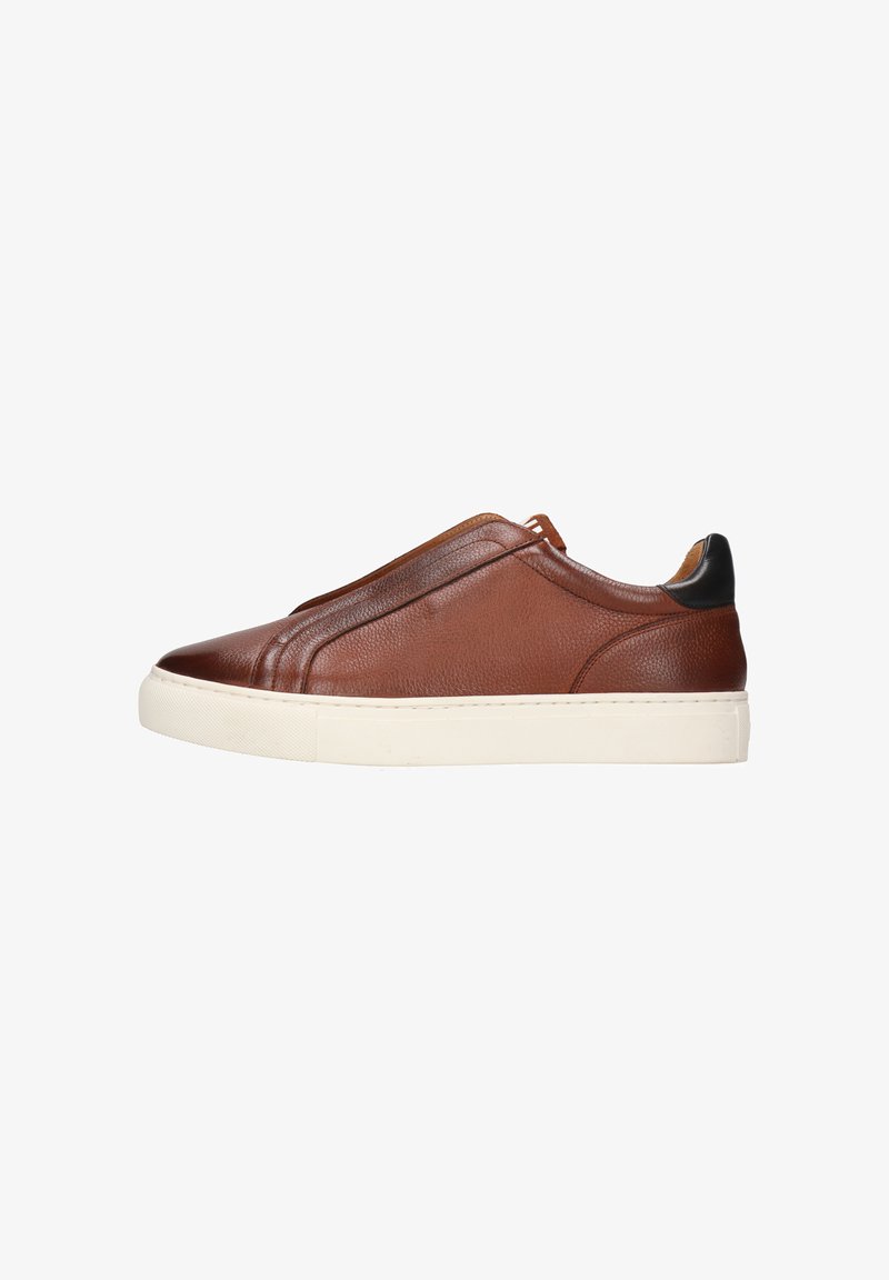 Basket marron en cuir à enfiler avec semelle blanche et languette noire au talon, montrée de profil sur fond blanc.