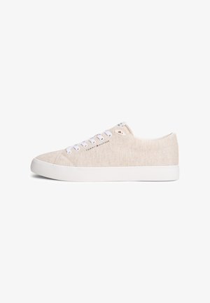 Beige laag model canvas sneaker met witte veters en zool, met subtiel Tommy Hilfiger-logo aan de zijkant en op de tong.