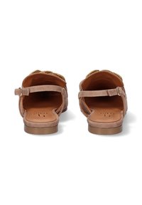 Sandalias planas de tiras en color arena con parte superior texturizada, cierre ajustable con hebilla y suela de goma, vista desde atrás, mostrando los detalles interiores.