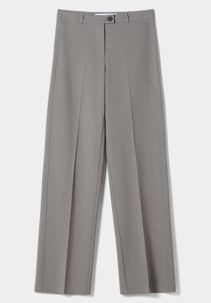 Pantalons taillés gris avec taille haute, passants de ceinture, fermeture à bouton à l'avant et jambes larges droites.