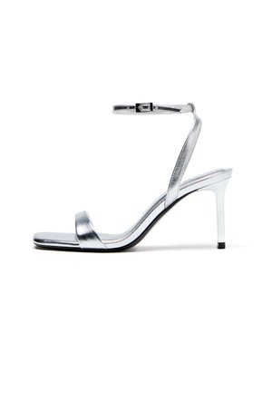 - Sandały na obcasie