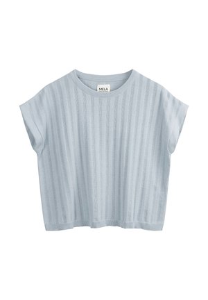 Lichtblauw, kortermig gebreid topje met verticale ribbelstructuur en een ronde halslijn, gelabeld MELA, getoond op een witte achtergrond.