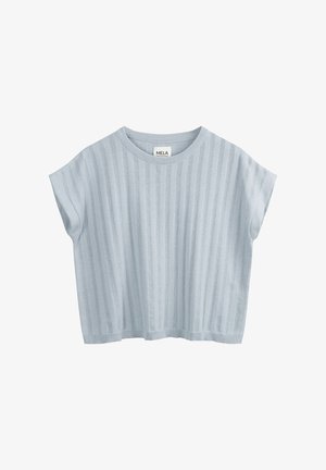 Hellblaues, kurzärmeliges Strickoberteil mit vertikaler Rippenstruktur und rundem Ausschnitt, mit dem Etikett MELA, vor weißem Hintergrund dargestellt.