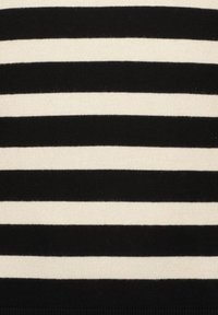 Gestreifter Strickstoff in Schwarz und Creme mit abwechselnden horizontalen Streifen, der eine weiche Textur und eine gleichmäßige Farbausprägung aufweist.