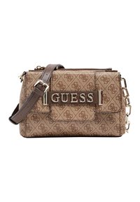 Sac à main marron à motif avec une courte bandoulière et un logo métallique en accent. Dispose d'une fermeture éclair et d'un extérieur en tissu texturé.