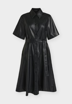 Rochie midi neagră din imitație de piele, cu mâneci scurte, guler, nasturi în față și curea asortată legată în talie.