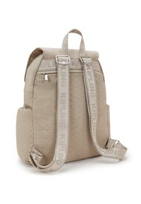 Sac à dos Kipling beige avec tissu à motifs, bretelles réglables, poignée supérieure, poches latérales et poche arrière zippée.