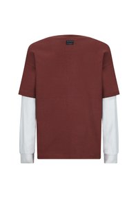 Rdzawoczerwony t-shirt z krótkim rękawem nałożony na biały T-shirt z długim rękawem. Wykonany z bawełny, okrągły dekolt, prosty krój z widocznymi szwami.