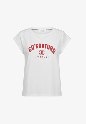 Balta medvilninė marškinėliai trumpomis rankovėmis, su raudonu grafiniu spausdinimu, kuriame parašyta "CO'COUTURE LOVE & JOY" priekyje.
