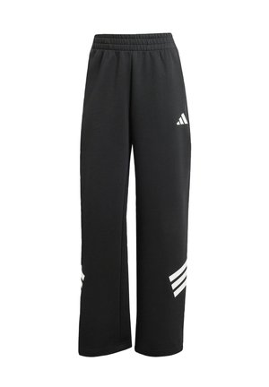 Svart joggebukse laget av myk stoff, med elastisk midje, vide ben og tre hvite striper nær bunnen.