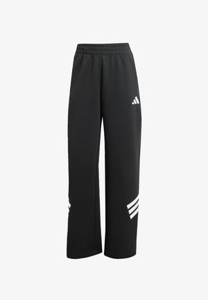 Pantalones de chándal negros fabricados con un tejido suave, con una cinturilla elástica, piernas anchas y tres acentos de rayas blancas cerca del dobladillo.