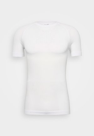 Camisa atlética de manga corta blanca con un diseño ajustado, que presenta un patrón texturizado en el pecho y una textura de tela suave en todo su diseño.