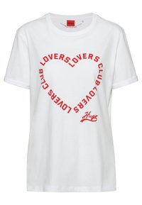 Hvid bomulds T-shirt med et rødt hjerte og gentagende tekst "LOVERS CLUB" omkring det; mærkelogo i rød nederst. Korte ærmer.