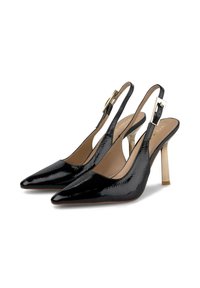 Tacchi slingback in pelle verniciata nera con punta affilata, fibbia regolabile e tacco sottile color oro. Texture liscia con una finitura lucida.