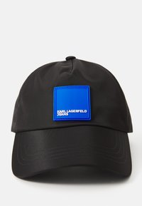 Schwarze Nylonmütze mit gebogenem Schirm, die ein blaues rechteckiges Patch mit der Aufschrift "KARL LAGERFELD JEANS" in weißem Text zeigt.