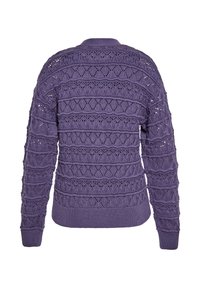 Maglione viola lavorato a maglia con un intricato motivo a trafori, polsini e orlo a costine, e scollo rotondo. Texture con una finitura morbida.