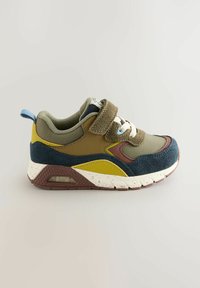 Grüner und blauer Sneaker mit Velcro-Riemen, aus Mischmaterialien einschließlich Mesh und Wildleder, mit einer gesprenkelten Sohle und farbenfrohen Akzenten.