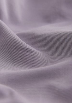 Purpura audums ar vienmērīgu tekstūru un smalkiem diagonāliem ribojumiem, parādot maigas krokas un viļņus visā tā virsmā.
