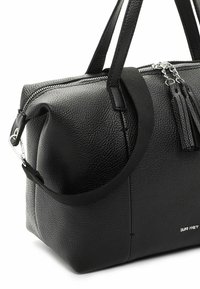 Sac à main en cuir noir avec une finition texturée, doté de doubles poignées, d'une bandoulière amovible, de ferrures argentées et d'accents à pampilles.