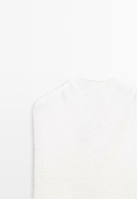 Hvid, struktureret striktrøje med rund halsudskæring og let dropped skuldre, der har en grov stoffinish og et minimalistisk design.