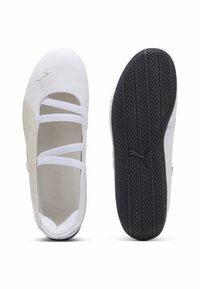 Witte sportschoenen met een zachte leren bovenwerk, elastische kruislussen, Ortholite binnenzool en een gestructureerde zwarte rubberen buitenzool.