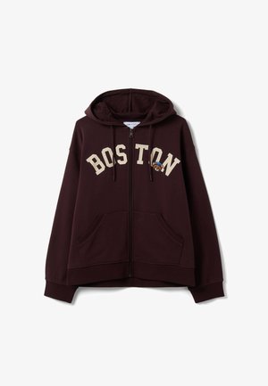 Dunkelbrauner Kapuzen-Sweatshirt mit Reißverschluss, Fronttaschen, "BOSTON"-Schriftzug über der Brust und einem kleinen Teddybär, der durch den Buchstaben O schaut.