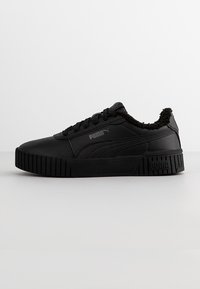 Czarne sneakersy Puma z teksturowaną skórzaną cholewką, miękką podszewką oraz masywną gumową podeszwą z rowkowanym wzorem.