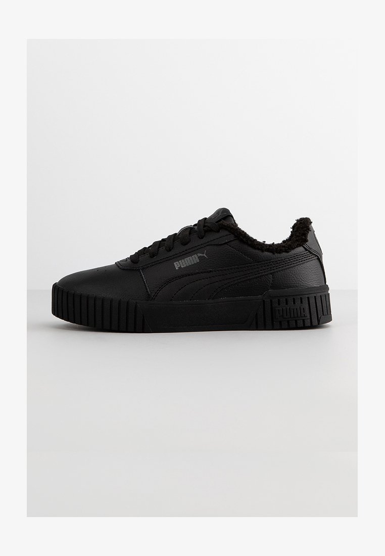 Czarne sneakersy Puma z teksturowaną skórzaną cholewką, miękką podszewką oraz masywną gumową podeszwą z rowkowanym wzorem.