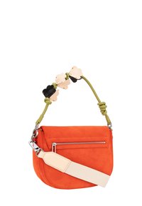 Bolso de ante naranja para hombro con un bolsillo delantero con cremallera, una correa color crema y un asa decorativa con acentos de colores.