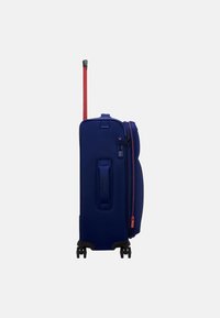 Valigia a rotelle blu navy con manico telescopico rosso, due ruote nere, impugnatura laterale e tasche con zip sulla parte anteriore per ulteriore spazio di stoccaggio.